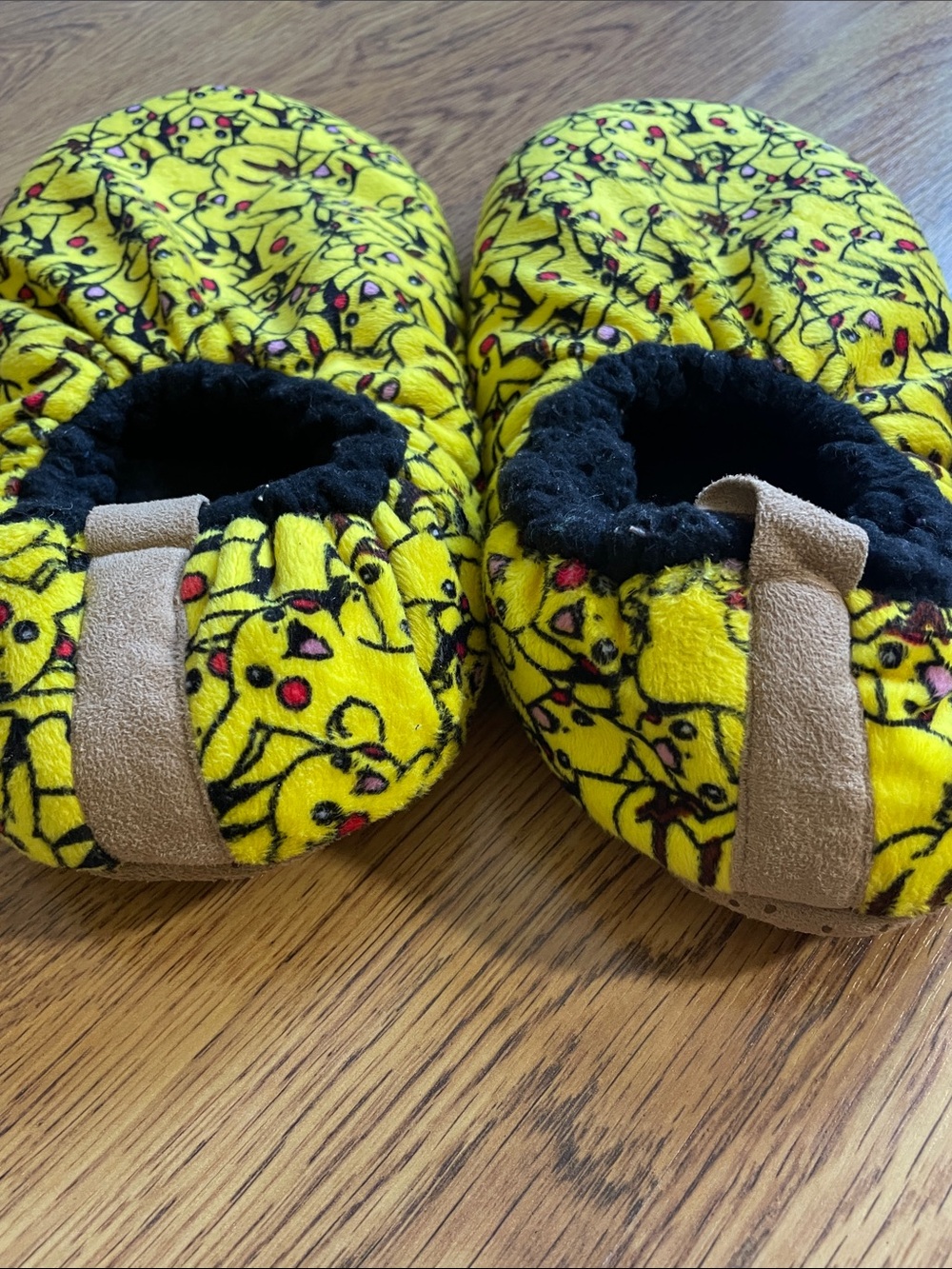 Pikachu Slippers - Picture 5 of 7